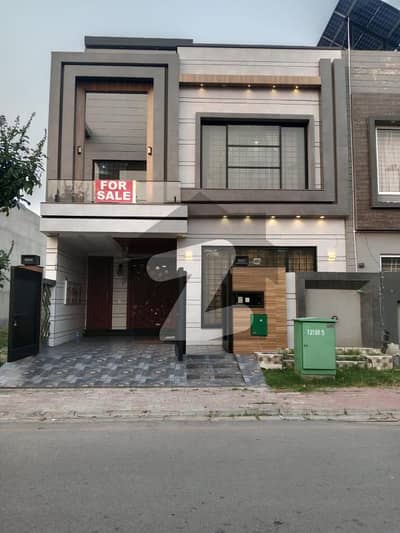 بحریہ ٹاؤن سیکٹر ای بحریہ ٹاؤن,لاہور میں 3 کمروں کا 5 مرلہ مکان 3.05 کروڑ میں برائے فروخت۔