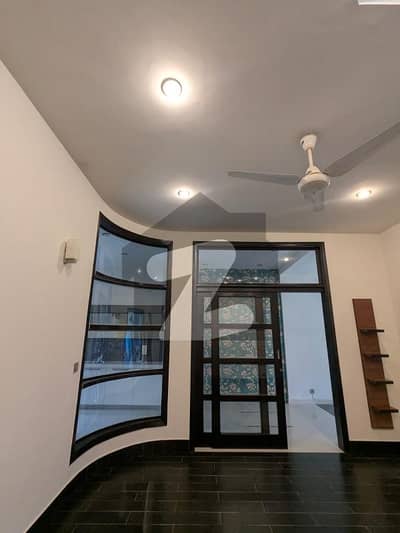 ڈی ایچ اے فیز 8 ڈی ایچ اے ڈیفینس,کراچی میں 2 کمروں کا 1 کنال زیریں پورشن 3.25 لاکھ میں کرایہ پر دستیاب ہے۔