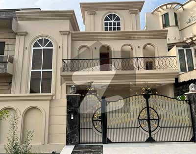 Prime Location 10 Marla House For sale Available In Canal View Housing Scheme