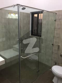 5 MARLA SLIGHTLY USED HOUSE FOR RENT AT PRIME LOCATION MEAR TO MARKET AND PARK