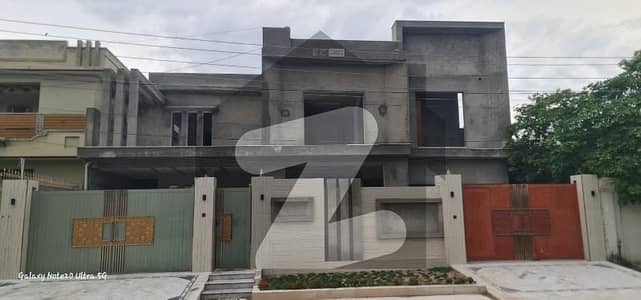 Aoa. . One Kanal house south open house available for sale in sector F3,Phase 6 Hayatabd,15* Rooms &15 washrooms,15,Semi dulpix,Double garage,Near F3 park,Ibrahim market,Brt stop and a with 2,5 kanal open space. . . Demand 13.5 core. . .
