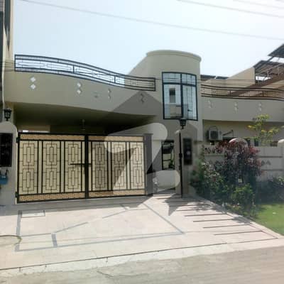 1 KANAL SINGLE STOREY HOUSE AVAILABLE FOR SALE IN OPF HOUSING SCHEME IN A ERY HOT LOCATION OF LAHORE