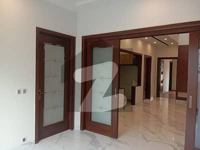 10 MARLA BRAND NEW ULTRA MODERN HOUSE AVAIABLE FOR SALE
