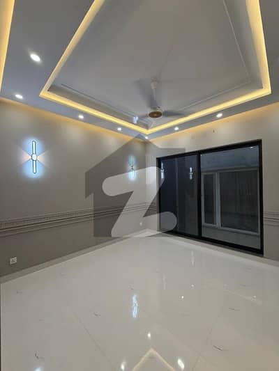 ڈی ایچ اے فیز 7 ایکسٹینشن ڈی ایچ اے ڈیفینس,کراچی میں 4 کمروں کا 4 مرلہ مکان 1.9 لاکھ میں کرایہ پر دستیاب ہے۔