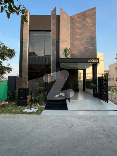 ڈی ایچ اے 9 ٹاؤن ڈیفنس (ڈی ایچ اے),لاہور میں 3 کمروں کا 5 مرلہ مکان 2.28 کروڑ میں برائے فروخت۔