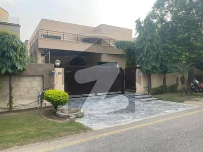 ڈی ایچ اے فیز 4 ڈیفنس (ڈی ایچ اے),لاہور میں 5 کمروں کا 1 کنال مکان 7.5 کروڑ میں برائے فروخت۔