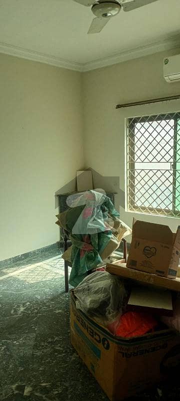UPPER PORTION FOR RENT IN G-11 (SEPARATE GATE)