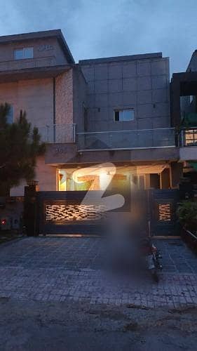 Investors Should rent This Corner Upper Portion Located Ideally In Bahria Town Rawalpindi