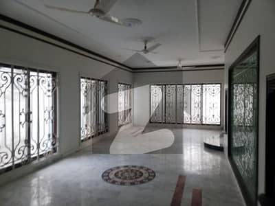 1000 Yards Luxury Bungalow For Rent DHA Phase 8 (Zone A)Full Basement Prime Location Near Sea | West Open