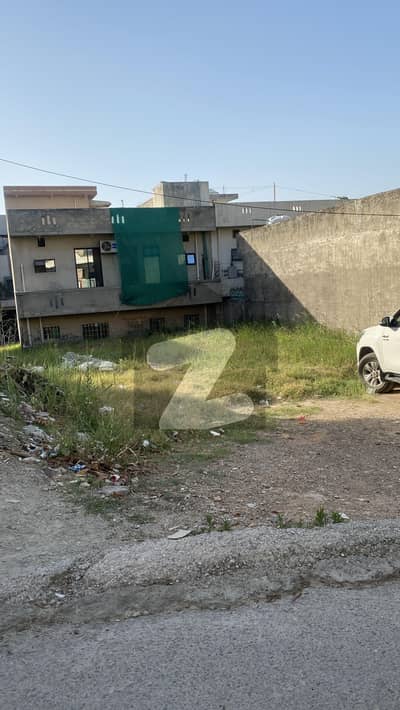 Corner Residential Plot Sized 7 Marla In Pakistan Town - Phase 1