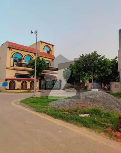 نیو لاهور سٹی لاہور میں 1 کنال رہائشی پلاٹ 1.5 کروڑ میں برائے فروخت۔