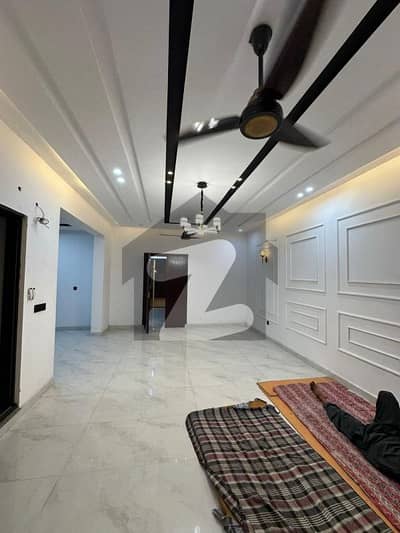 5 MARLA FUL HOUSE HOT LOCATION LIKE NEW For Rent