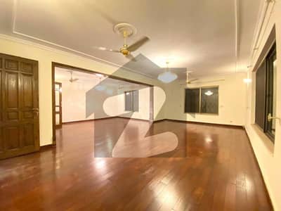 ایف ۔ 8 اسلام آباد میں 5 کمروں کا 1 کنال مکان 39.0 کروڑ میں برائے فروخت۔