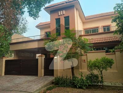 10 MARLA 3 BEDROOM APARTMENT AVAILABLE FOR RENT