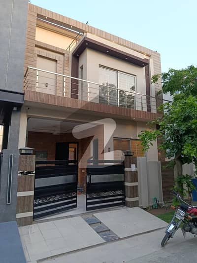 original ad 5 marla 3 bedroom house available for rent in dha 9 town Lahore