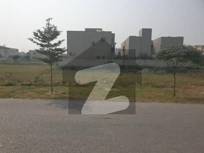 ڈی ایچ اے فیز 8 - بلاک ڈبلیو فیز 8,ڈیفنس (ڈی ایچ اے),لاہور میں 1 کنال رہائشی پلاٹ 6.5 کروڑ میں برائے فروخت۔