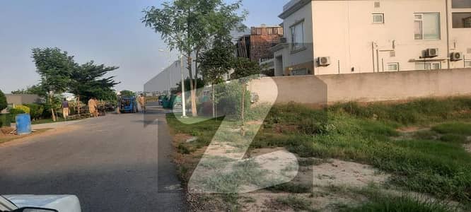 ڈی ایچ اے فیز 7 - بلاک ایکس فیز 7,ڈیفنس (ڈی ایچ اے),لاہور میں 1 کنال رہائشی پلاٹ 3.9 کروڑ میں برائے فروخت۔