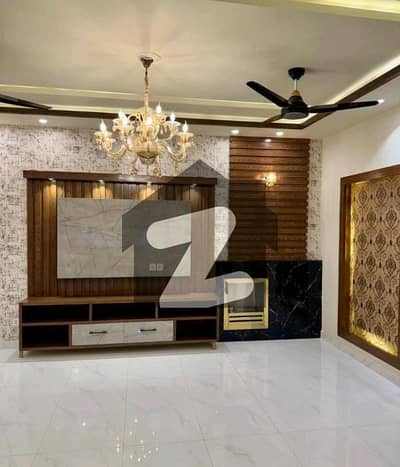 بحریہ ٹاؤن چمبیلی بلاک بحریہ ٹاؤن سیکٹر سی,بحریہ ٹاؤن,لاہور میں 5 کمروں کا 10 مرلہ مکان 1.3 لاکھ میں کرایہ پر دستیاب ہے۔