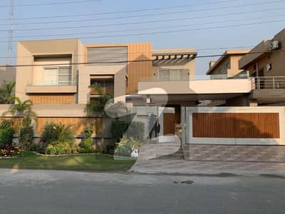 KANAL 40 FEET ROAD FURNISHED HOUSE