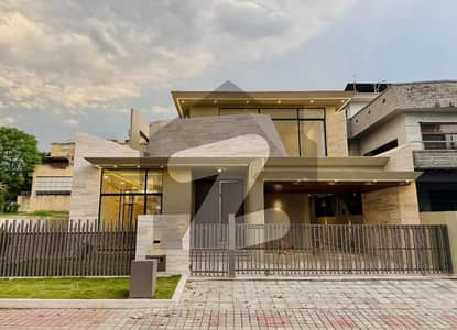 1 KANAL ELEGANT DESIGN HOUSE UP FOR SALE