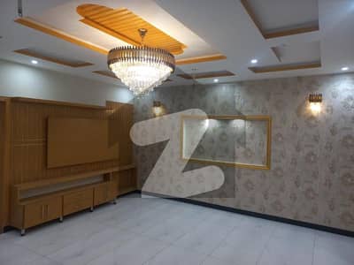 ایل ڈی اے ایوینیو لاہور میں 6 کمروں کا 10 مرلہ مکان 3.5 کروڑ میں برائے فروخت۔