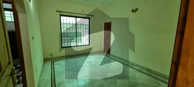 جی ۔ 11 اسلام آباد میں 3 کمروں کا 1 کنال بالائی پورشن 2.0 لاکھ میں کرایہ پر دستیاب ہے۔