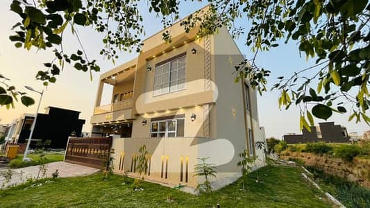 7.5 Marla Luxury House With 3.5 Marla Extra Lawn | Dead End Premium Location