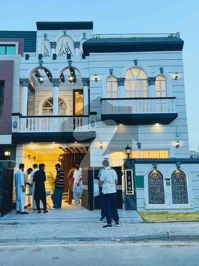 بحریہ آرچرڈ فیز 1 ۔ ایسٹزن بحریہ آرچرڈ فیز 1,بحریہ آرچرڈ,لاہور میں 3 کمروں کا 5 مرلہ مکان 2.2 کروڑ میں برائے فروخت۔