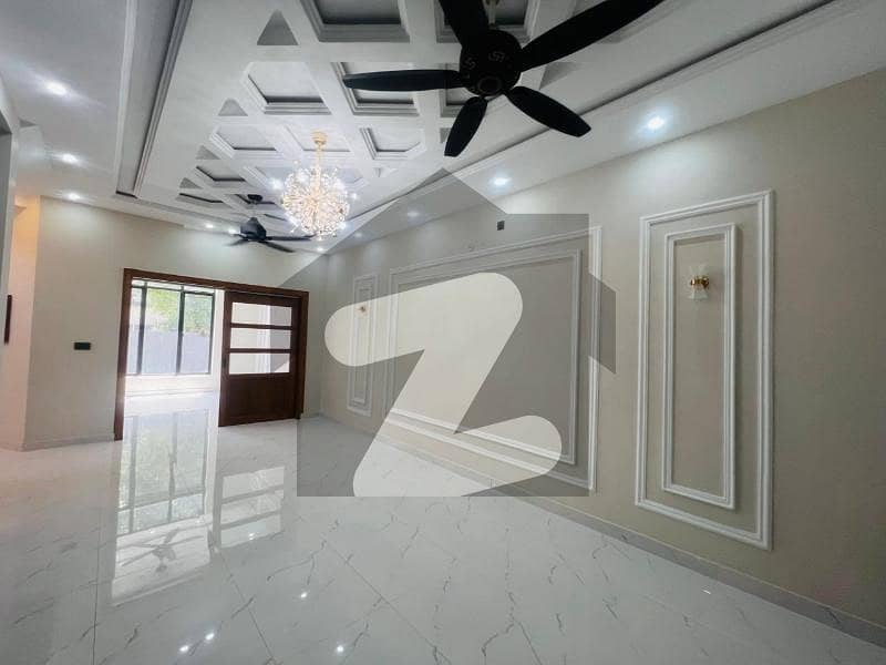 10 MARLA OWNER BUILT BEAUTIFUL HOUSE 10 MARLA OWNER BUILT BEAUTIFUL HOUSE