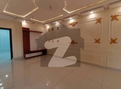 بوسان روڈ ملتان میں 4 کمروں کا 6 مرلہ مکان 1.35 کروڑ میں برائے فروخت۔