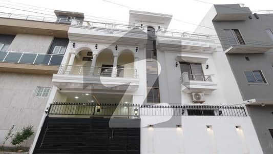بنی گالہ اسلام آباد میں 5 کمروں کا 8 مرلہ مکان 4.25 کروڑ میں برائے فروخت۔