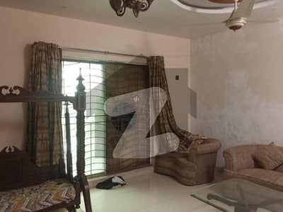 علامہ اقبال ٹاؤن لاہور میں 6 کمروں کا 10 مرلہ مکان 6.8 کروڑ میں برائے فروخت۔