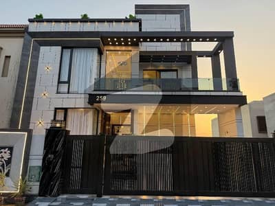 10 MARLA BEAUTIFUL FULL HOUSE FOR RENT BAHRIA TOWN LAHORE