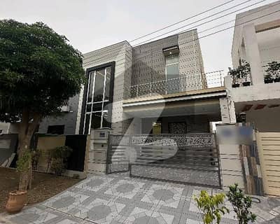 Prime Location 10 Marla House For sale In Faisalabad