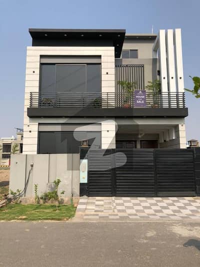 5 Marla Brand New Modern Design Lavish House For Sale In Park View City Lahore | For Discounted Price And Original Pictures Download The App "Signature Lands". 5 Marla Brand New Modern Design Lavish House For Sale In Park View City Lahore | For Discounted Price And Original Pictures Download The App "Signature Lands".
