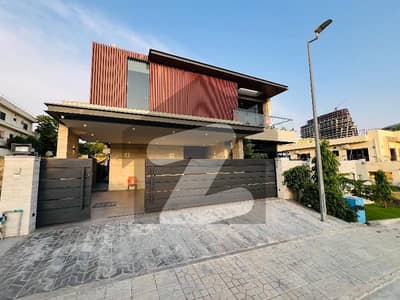 Three Story 7 Bedroom House with Beautiful Location.