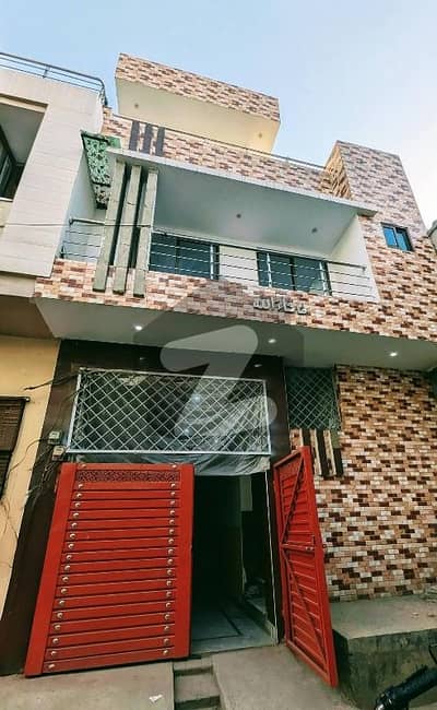 ستیانہ روڈ فیصل آباد میں 3 کمروں کا 3 مرلہ مکان 1.1 کروڑ میں برائے فروخت۔