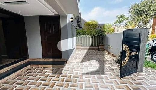 بحریہ ٹاؤن ۔ سیکٹر ایف بحریہ ٹاؤن,لاہور میں 5 کمروں کا 10 مرلہ مکان 1.2 لاکھ میں کرایہ پر دستیاب ہے۔