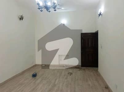 ڈی ایچ اے فیز 1 ڈیفنس (ڈی ایچ اے),لاہور میں 4 کمروں کا 10 مرلہ مکان 1.65 لاکھ میں کرایہ پر دستیاب ہے۔
