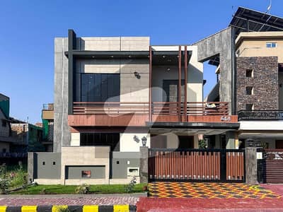 بحریہ ٹاؤن فیز 8 ۔ بلاک ایچ بحریہ ٹاؤن فیز 8,بحریہ ٹاؤن راولپنڈی,راولپنڈی میں 5 کمروں کا 10 مرلہ مکان 4.75 کروڑ میں برائے فروخت۔