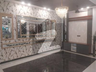 بحریہ ٹاؤن فیز 8 بحریہ ٹاؤن راولپنڈی,راولپنڈی میں 5 کمروں کا 10 مرلہ مکان 4.9 کروڑ میں برائے فروخت۔