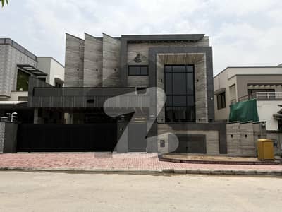 بحریہ ٹاؤن فیز 5 بحریہ ٹاؤن راولپنڈی,راولپنڈی میں 6 کمروں کا 1 کنال مکان 16.25 کروڑ میں برائے فروخت۔