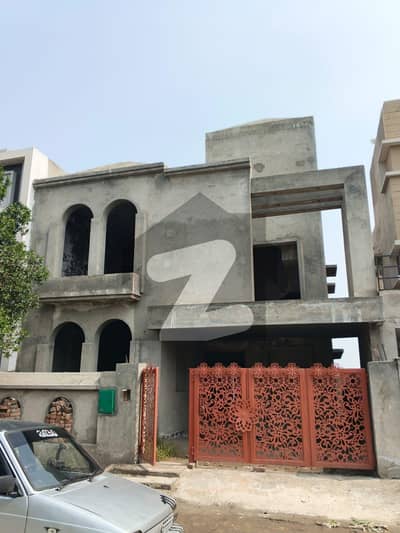 لو کاسٹ ۔ بلاک جے لو کاسٹ سیکٹر,بحریہ آرچرڈ فیز 2,بحریہ آرچرڈ,لاہور میں 5 کمروں کا 8 مرلہ مکان 1.55 کروڑ میں برائے فروخت۔