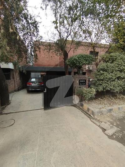 15 MARLA BEAUTIFUL HOUSE AVAILABLE FOR RENT FOR OFFICE AND RESIDENCE