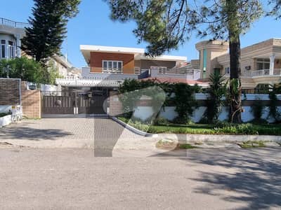 House For Sale In F-10/3 Measuring Area 800 Square Yards