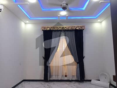 ڈی سی کالونی گوجرانوالہ میں 5 کمروں کا 10 مرلہ مکان 4.5 کروڑ میں برائے فروخت۔