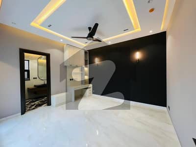 ڈی ایچ اے فیز 7 - بلاک زیڈ2 ڈی ایچ اے فیز 7,ڈیفنس (ڈی ایچ اے),لاہور میں 5 کمروں کا 1 کنال مکان 9.5 کروڑ میں برائے فروخت۔