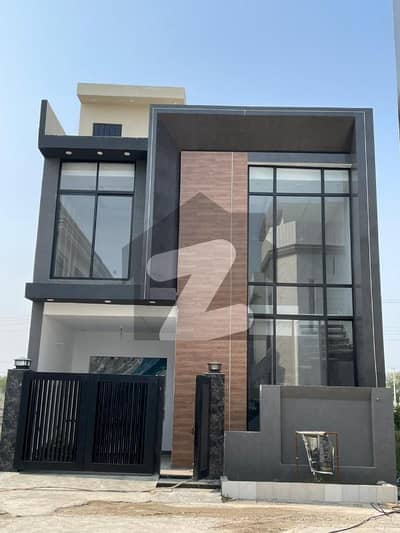 ایل ڈی اے ایوینیو لاہور میں 6 کمروں کا 1 کنال مکان 2.5 لاکھ میں کرایہ پر دستیاب ہے۔