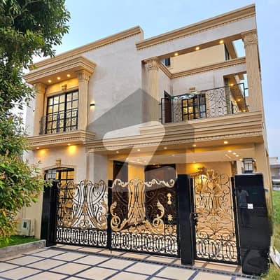 بحریہ ٹاؤن فیز 8 بحریہ ٹاؤن راولپنڈی,راولپنڈی میں 5 کمروں کا 10 مرلہ مکان 3.85 کروڑ میں برائے فروخت۔