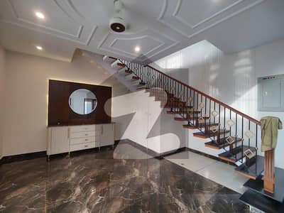 1 Kanal Designer House Available For Rent